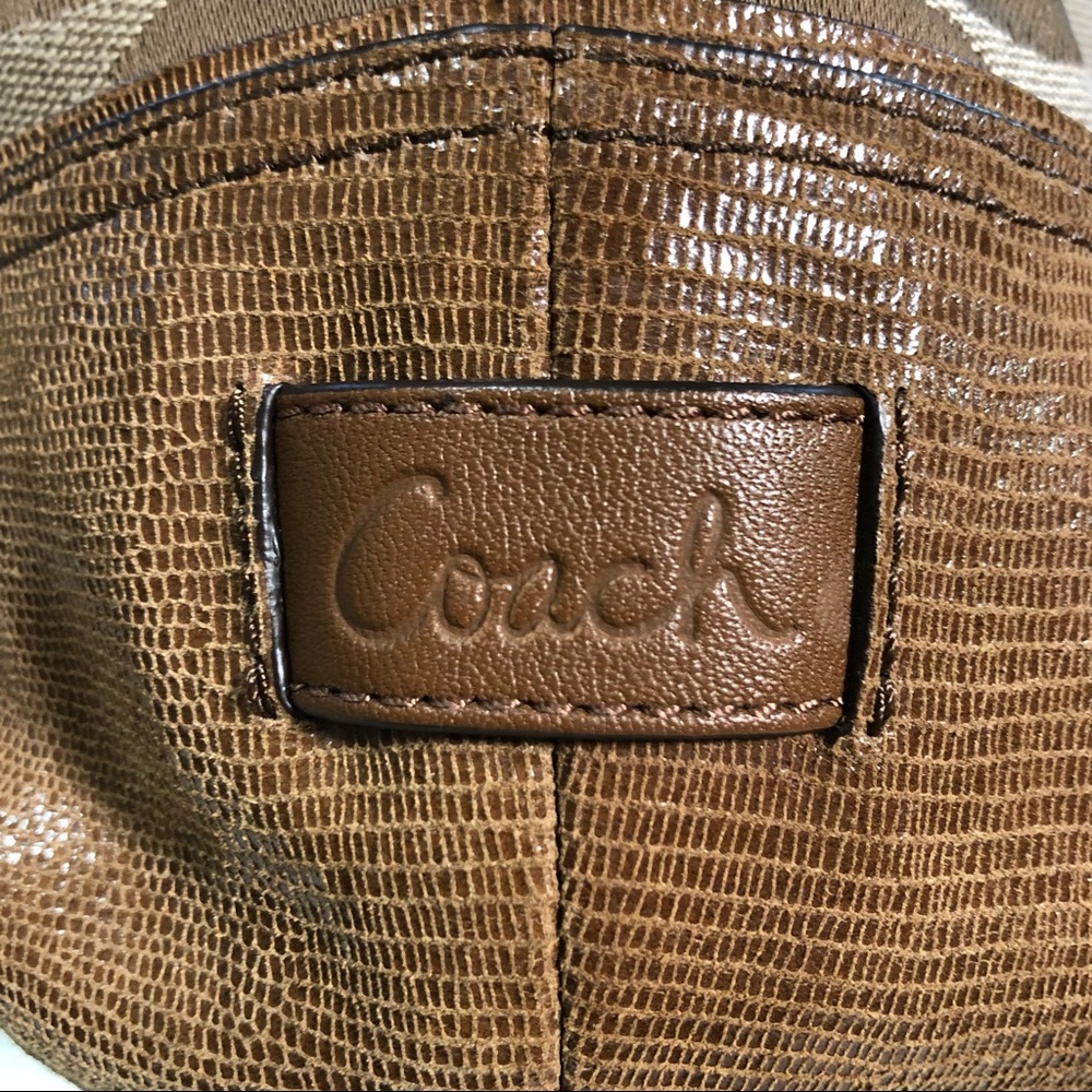 Large Coach Signature Logo Handbag With Gold Hardware - Picture 15 of 16
